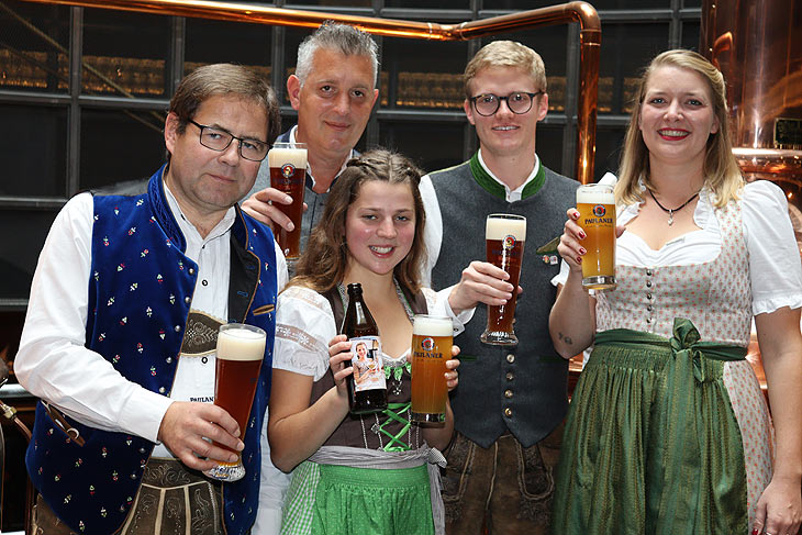 Paulaner Ausbildungsleiter Peter Winter, Annalena Ebner, Paulaner Braumeister Uli Schindler, Luis Heiß und Paulaner Ausbildungsleiterin Susanne Weber (©Fpotp: Martin Schmitz)